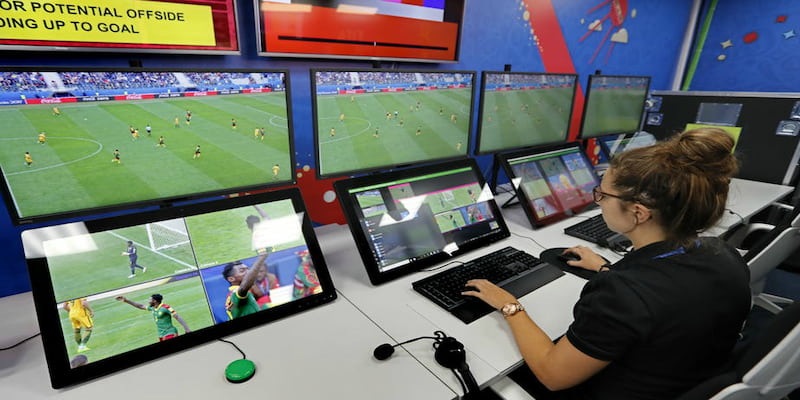 Q&A về công nghệ Video Assistant Referee